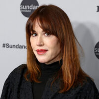 Molly Ringwald est l'inspiration capillaire parfaite pour les femmes plus âgées qui veulent avoir une frange