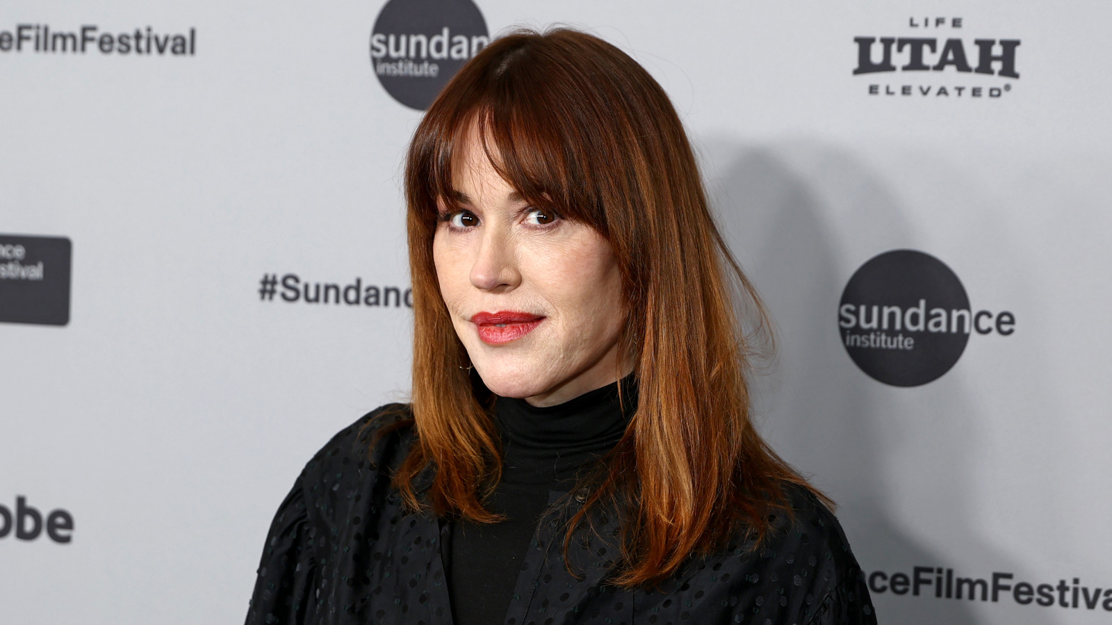 Molly Ringwald est l'inspiration capillaire parfaite pour les femmes plus âgées qui veulent avoir une frange