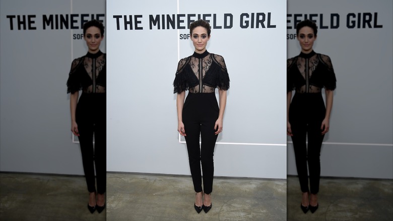 Emmy Rossum porte une combinaison noire et des talons pointus