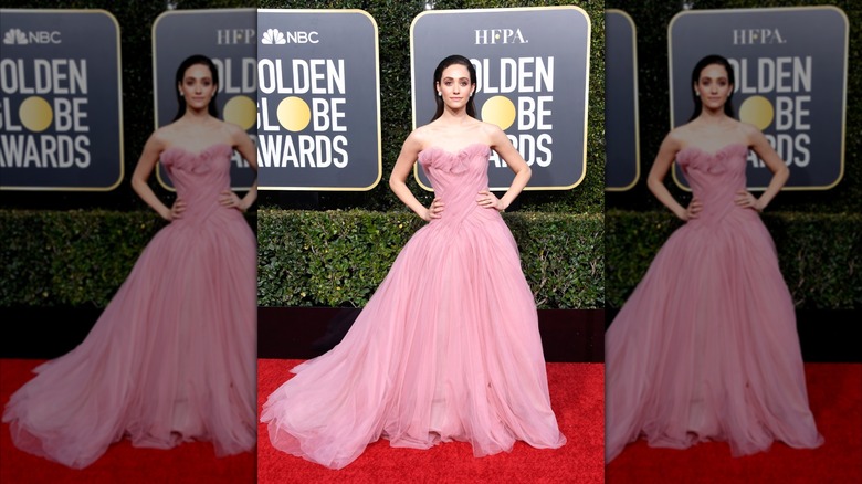 Emmy Rossum porte une robe rose Monique Lhuillie