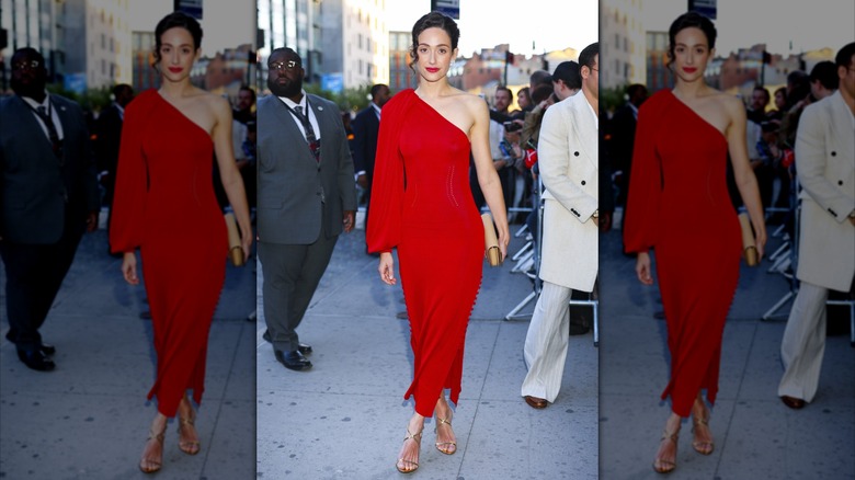 Emmy Rossum porte une robe rouge à épaules dénudées