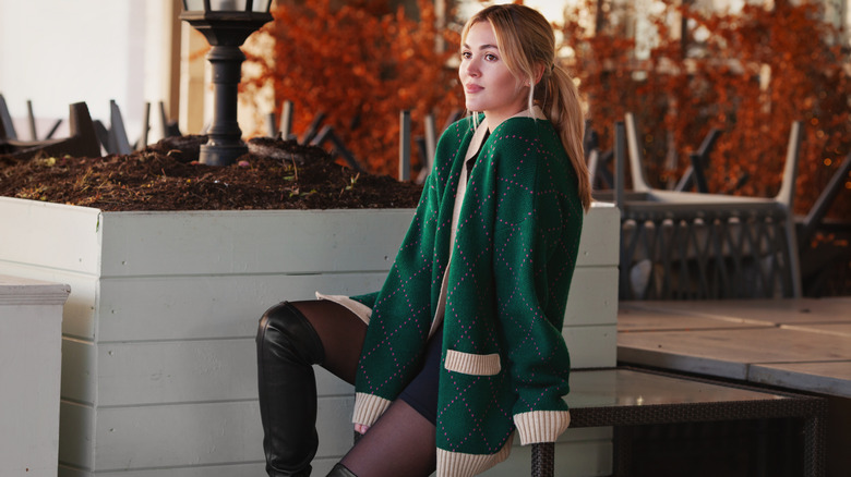 Une femme portant un cardigan vert surdimensionné