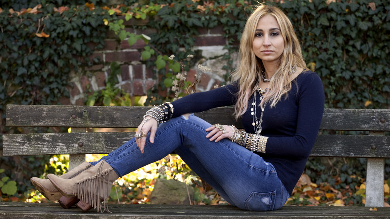 Une femme portant un jean skinny et des bottines à l'extérieur