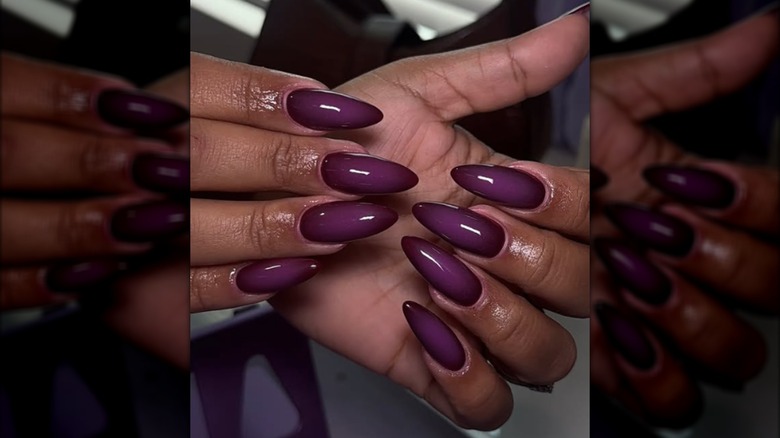 Une manucure en amande avec un vernis violet