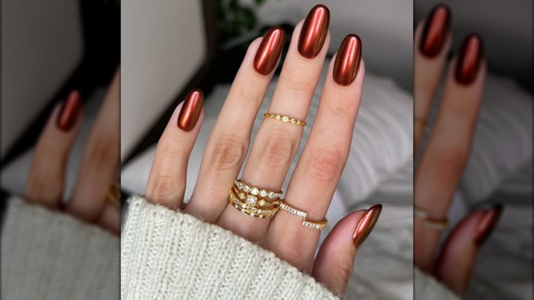 Une manucure ronde avec du vernis cuivre chromé