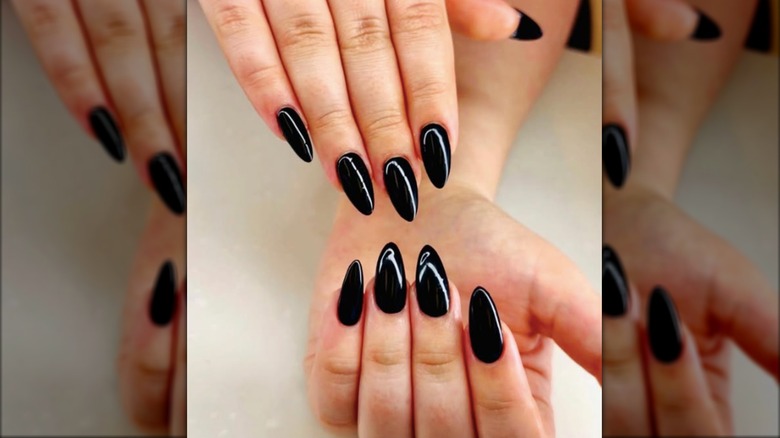 Une manucure en amande avec du vernis noir de jais