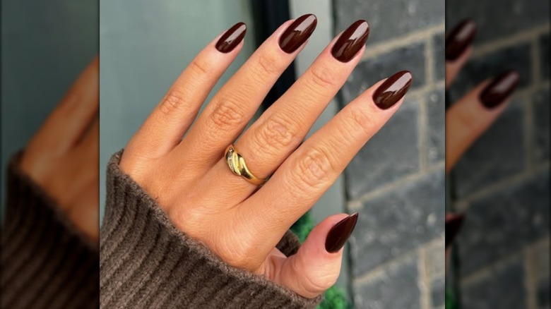 Une manucure ronde avec du vernis marron chocolat