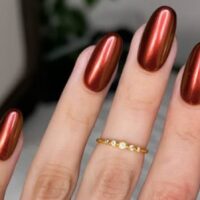 Les tendances des ongles des années 90 font un retour majeur et ces teintes maussades sont parfaites pour l'automne 2026