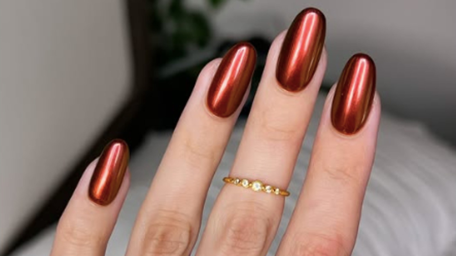 Les tendances des ongles des années 90 font un retour majeur et ces teintes maussades sont parfaites pour l'automne 2026