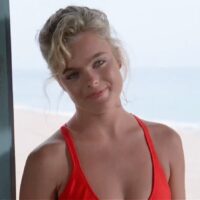 La star de Baywatch, Erika Eleniak, 56 ans, est toujours une bombe des décennies plus tard