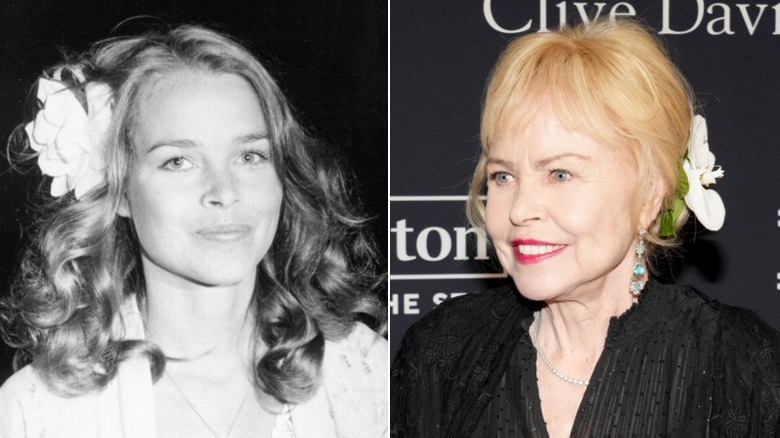 Michelle Phillips porte des fleurs dans ses cheveux lors d'événements hollywoodiens