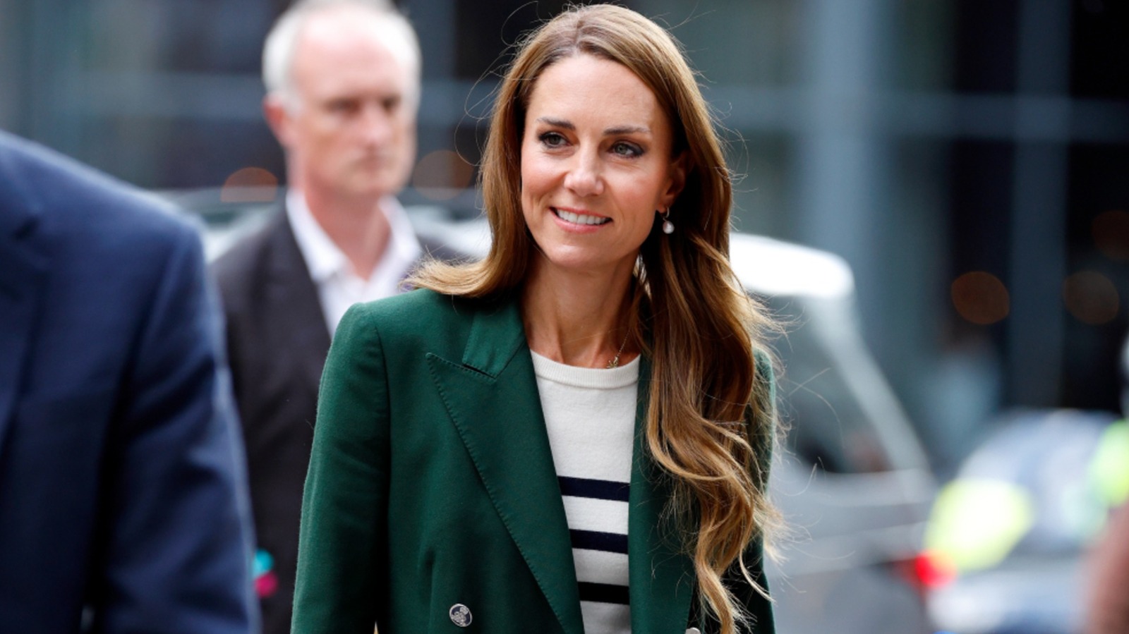 Golden Hour Brunette et autres tendances de couleurs de transition de l’été à l’automne à essayer en 2026
