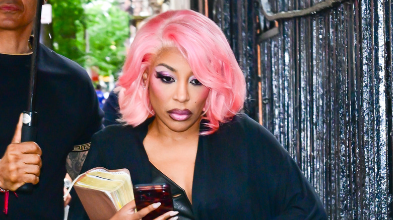 K. Michelle aux cheveux roses photographiée dans les rues de New York