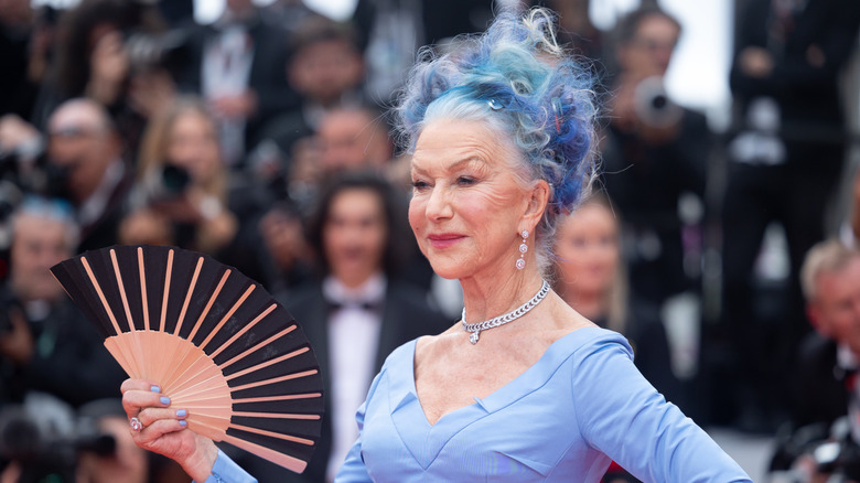 Helen Mirren pose avec des cheveux bleus à Cannes en 2023