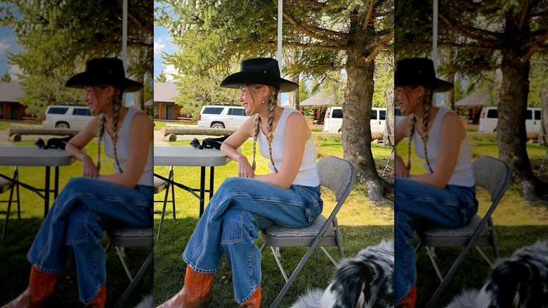 Gigi Hadid porte un jean, des bottes de cowboy, un chapeau de cowboy et un débardeur