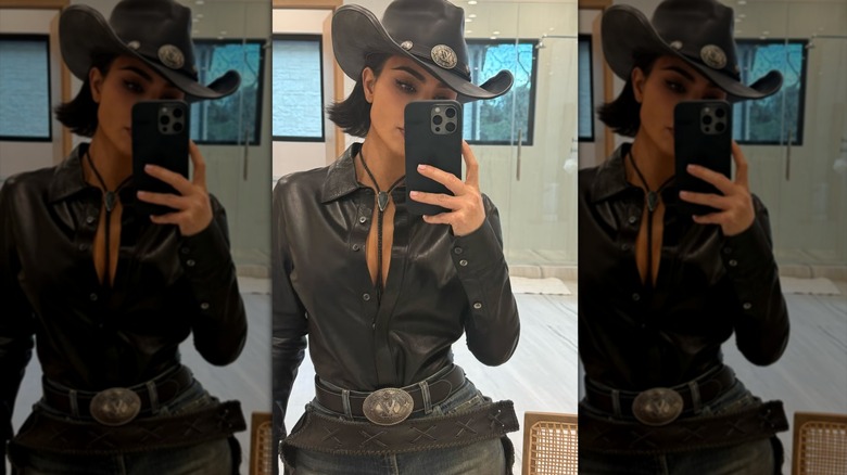 Kim Kardashian prend un selfie en portant une tenue western
