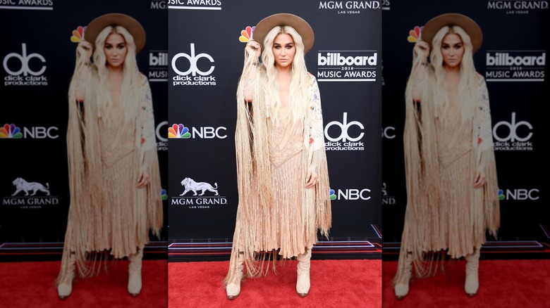 Kesha aux Billboard Awards 2018 dans une tenue marginale western