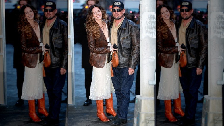 Lana Del Rey porte une tenue western romantique en février 2026