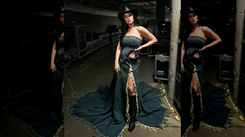 Katy Perry portant une robe en jean et un chapeau de cowboy en cuir avec des bottes de cowboy