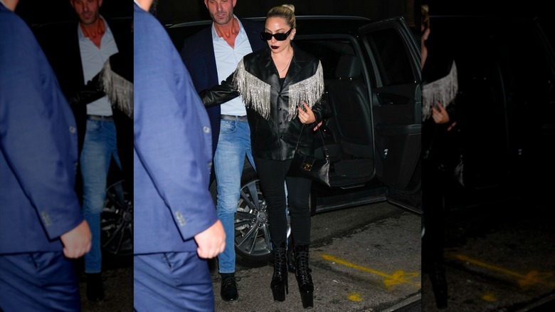 Lady Gaga marchant dans une veste en cuir à franges de cowboy