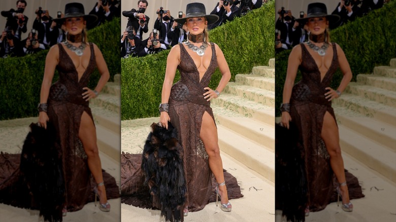 Jennifer Lopez dans une tenue d'inspiration western au Met Gala 2021