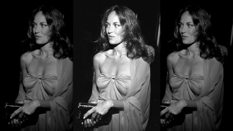 Une photo N&B de Catherine Bach portant une robe bustier et un châle transparent
