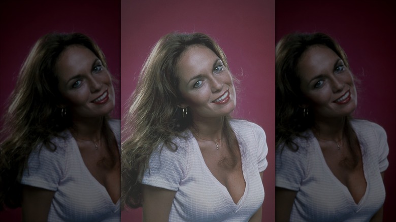 Catherine Bach pose cheveux détachés et t-shirt blanc