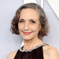 La star de Frasier, Bebe Neuwirth, embrasse subtilement ses boucles grisonnantes
