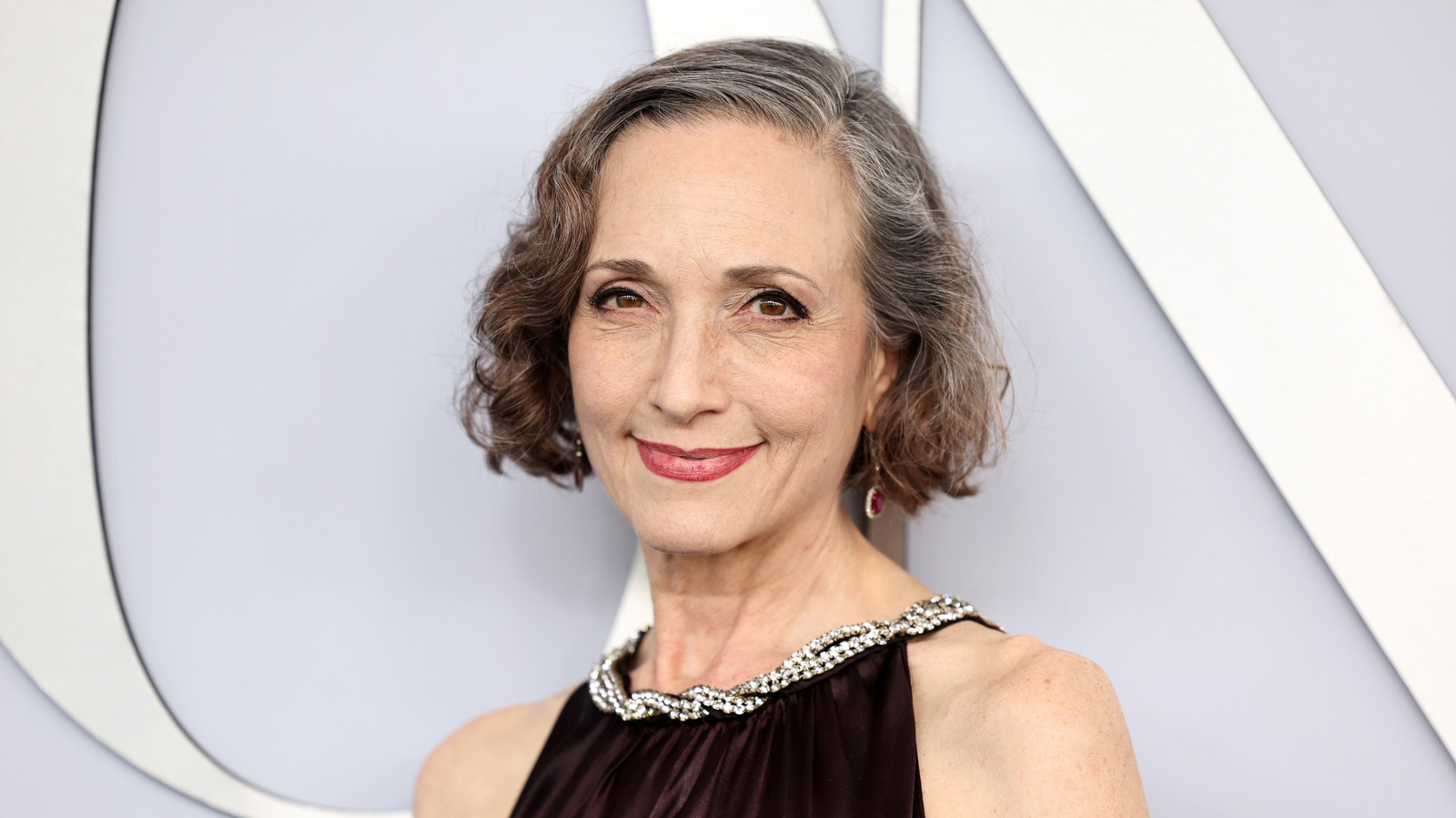 La star de Frasier, Bebe Neuwirth, embrasse subtilement ses boucles grisonnantes