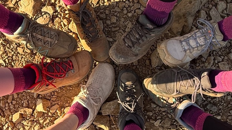 Brittany Coleman et ses compagnons de randonnée ont posé dans leurs chaussettes ToughCutie rose vif lors de leur 