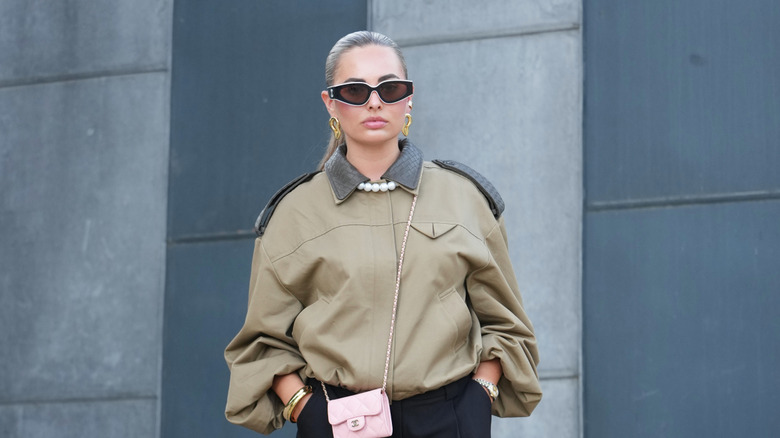 Femme portant une veste kaki