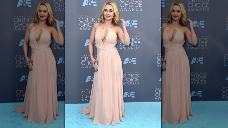 Hayden Panettiere portant une robe vaporeuse rose clair avec une découpe sur la poitrine en janvier 2016.
