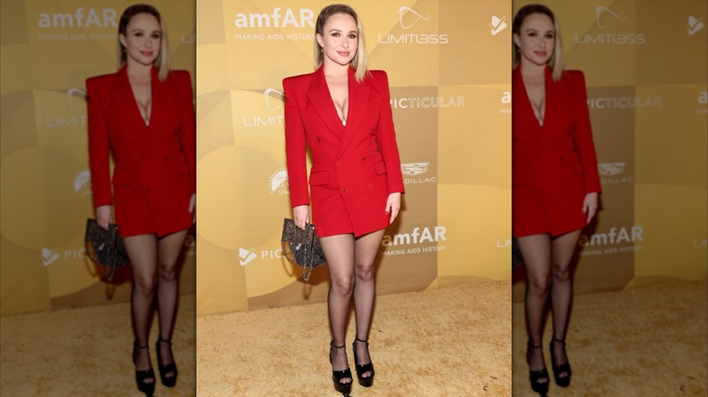 Hayden Panettiere portant une robe de costume rouge pointue avec des sandales noires et des cheveux peignés en novembre 2022.