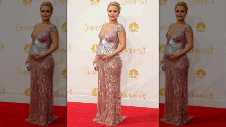 Hayden Panettiere posant dans une robe rose argentée éthérée avec un baby bump en août 2014.