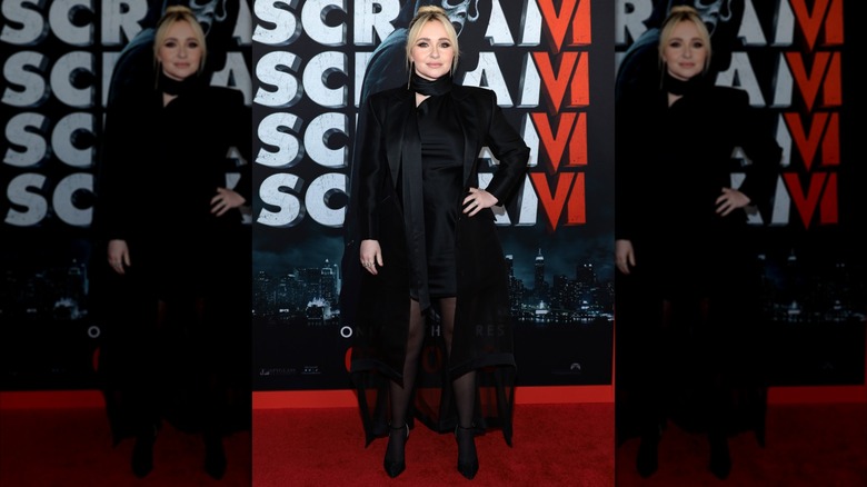 Hayden Panettiere portant une tenue entièrement noire avec les cheveux coiffés en chignon haut en mars 2023.