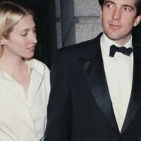 Vous avez peut-être déjà surmonté votre obsession pour Carolyn Bessette-Kennedy, mais Zara ne l'a clairement pas fait : 4 basiques pré-automne inspirés de son dressing qui feront soupirer les minimalistes