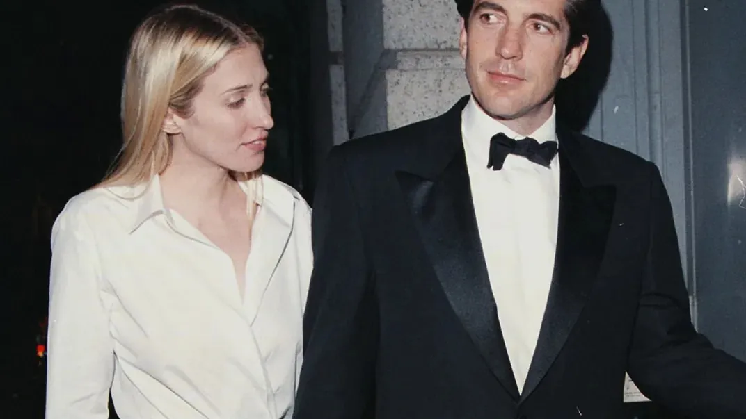 Vous avez peut-être déjà surmonté votre obsession pour Carolyn Bessette-Kennedy, mais Zara ne l'a clairement pas fait : 4 basiques pré-automne inspirés de son dressing qui feront soupirer les minimalistes