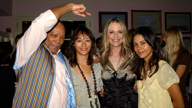 Quincy Jones, Rashida Jones, Peggy Lipton et Kidada Jones posant ensemble.