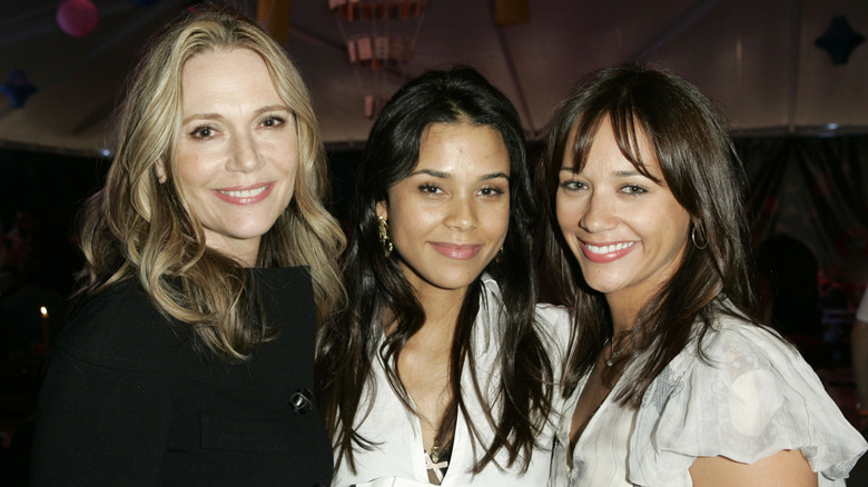 Peggy Lipton, Kidada Jones et Rashida Jones souriantes.