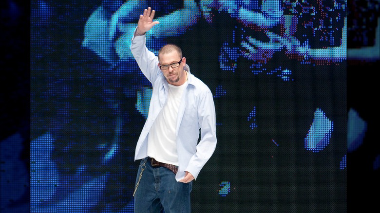 Alexander McQueen après un défilé lors de la Fashion Week de Paris en 2009.