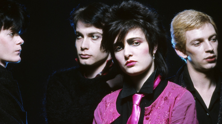 Siouxsie et les Banshees posant sur une photo promotionnelle.