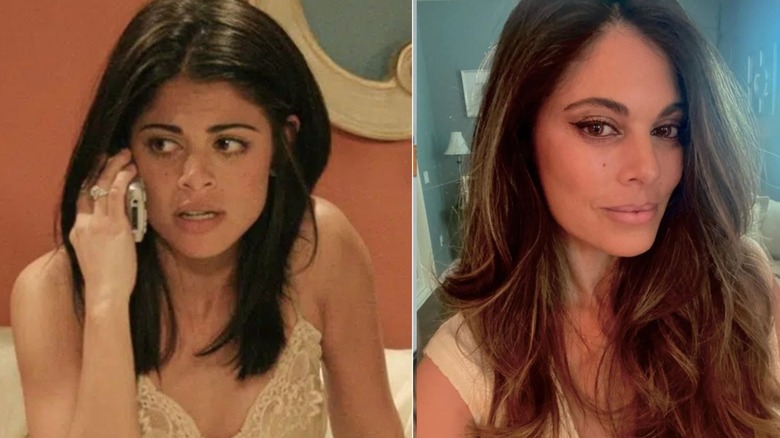 À gauche, Lindsay Korman-Hartley portait un caraco en satin de dentelle beige au lit alors qu'elle jouait Theresa dans une scène de 
