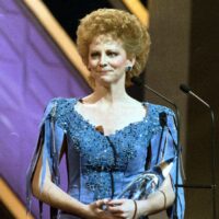 Les meilleurs moments avec de gros cheveux de Reba McEntire dans les années 80 et 90