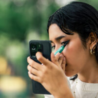 Trucs et astuces qui facilitent l’application de l’eye-liner sur les yeux cagoulés