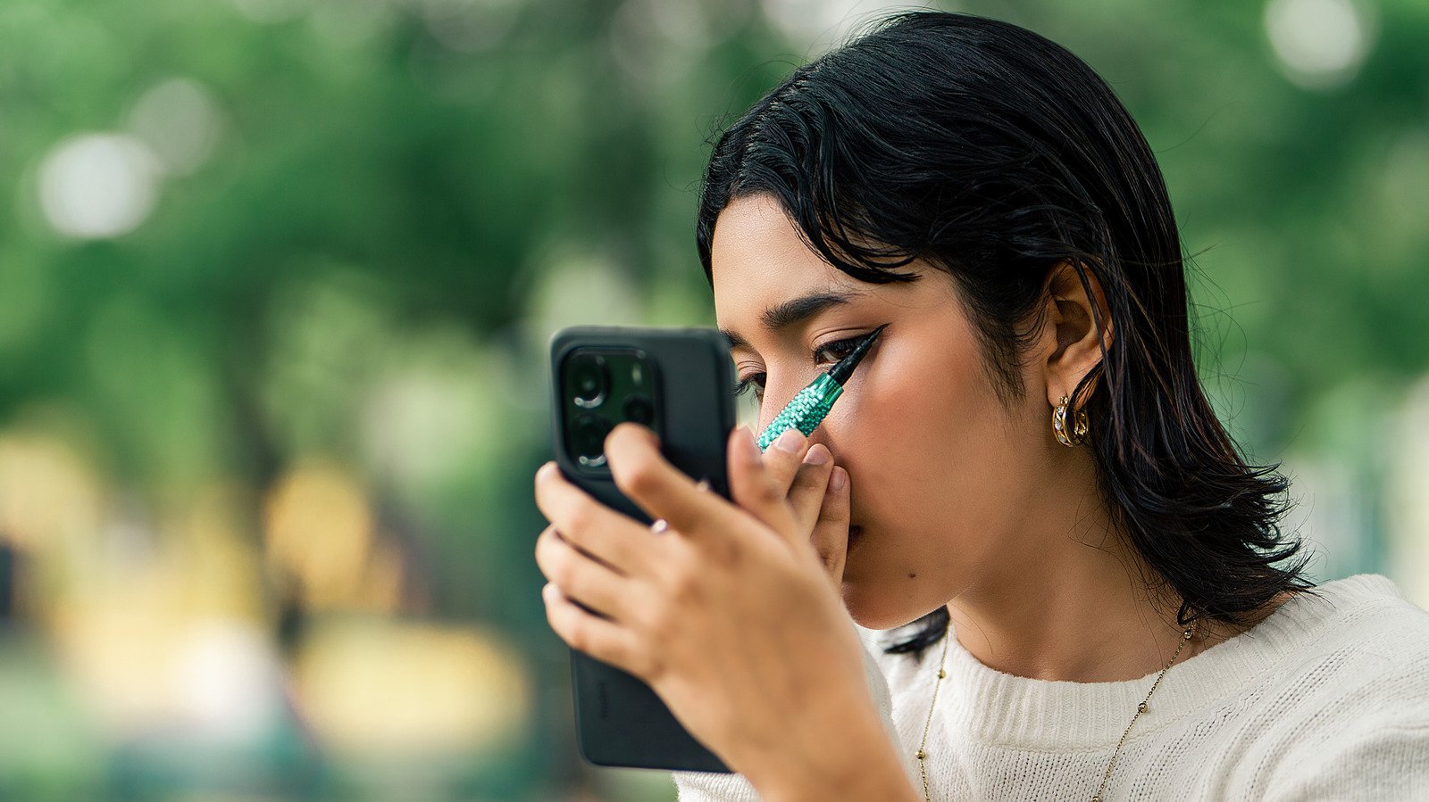 Trucs et astuces qui facilitent l’application de l’eye-liner sur les yeux cagoulés