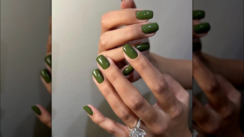 Manucure carrée courte avec vernis à ongles vert forêt