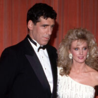 Le look de Morgan Fairchild aux Golden Globes de 1985 est l'un de ses moments les plus sous-estimés sur le tapis rouge