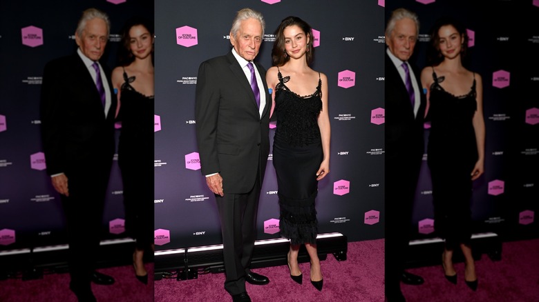 Carys Douglas porte une robe noire avec son père Michael Douglas