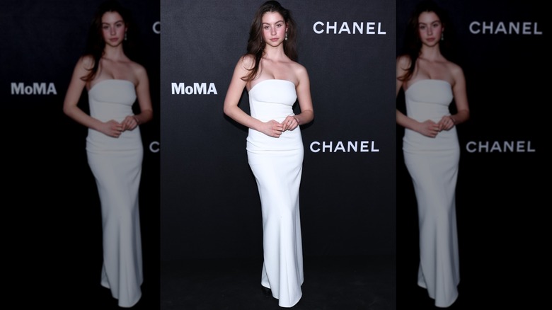 Carys Douglas portant une robe bustier blanche