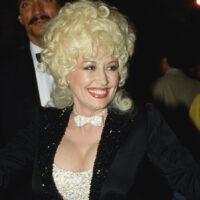 1984 a été la meilleure année capillaire de Dolly Parton et ces photos le prouvent haut la main